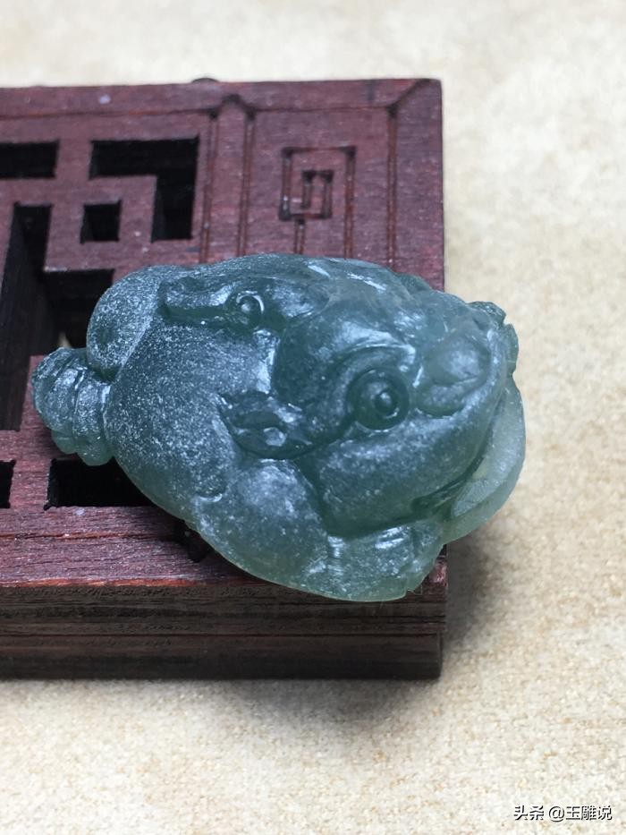 我是玉雕师，你知道为什么翡翠金蟾是三只脚而不是四只的吗？