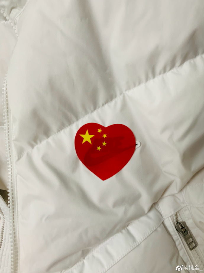 可耻！穿贴*旗国**的耐克说爱国，知名CBA解说无脑行为遭同行抨击