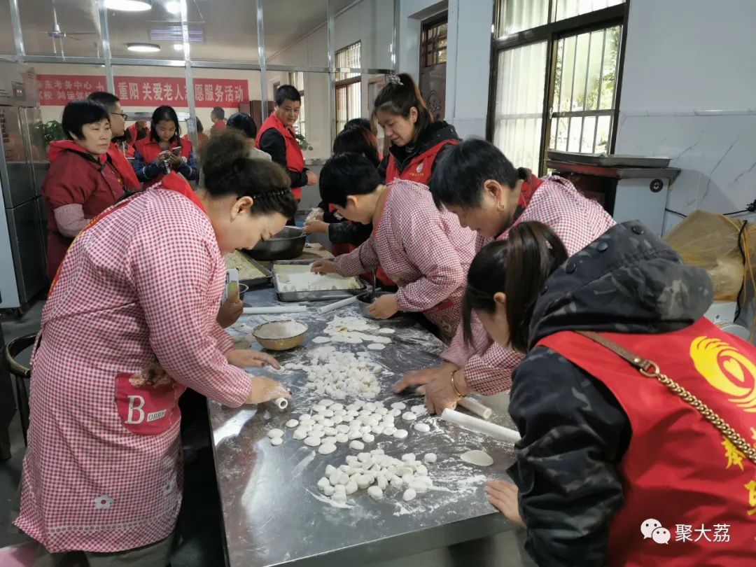 陪老人度过美好重阳节，大荔金龙、鸿运驾校、秦东考务中心在行动