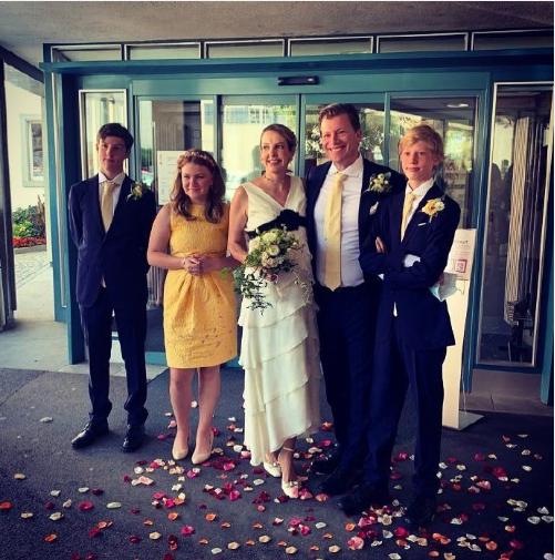 卢森堡前王妃特西再婚,婚纱选V领白裙优雅美,两位王子给当伴郎