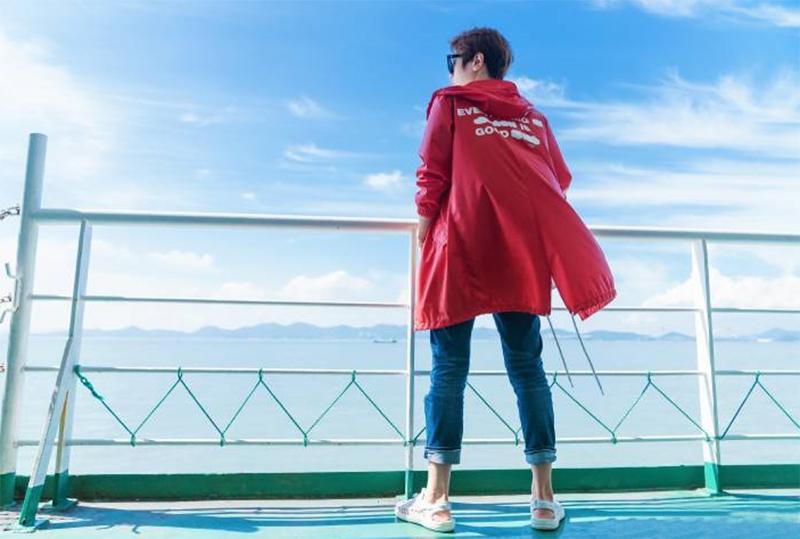 岳云鹏易烊千玺视频,王俊凯易烊千玺雨衣