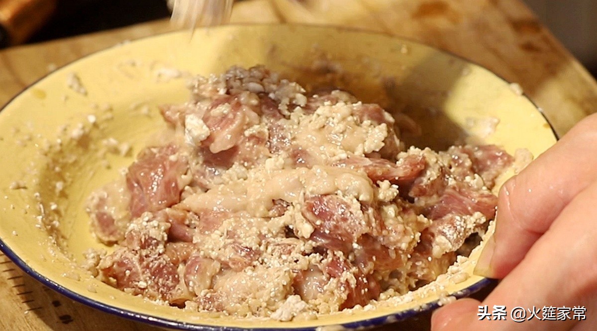 酸菜滑肉汤，老师傅教你肉片爽滑鲜嫩的小窍门，一学就会