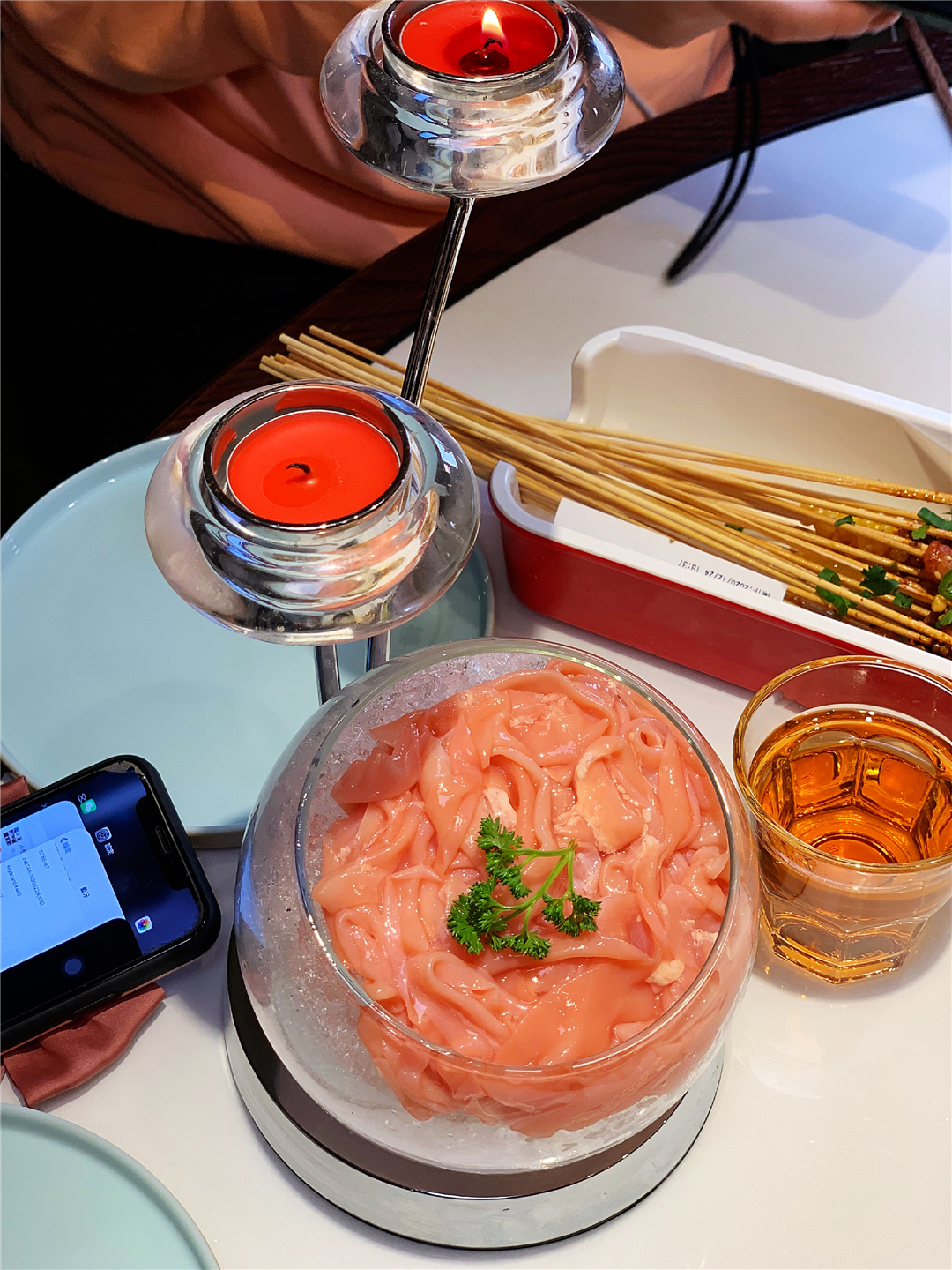 长春桂林路有家电影《叶问》同款火锅酒馆，楼里面有座“香港城”