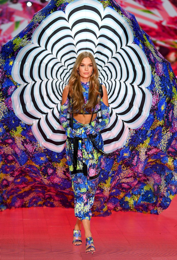 维多利亚的秘密翅膀2003年,2011年维多利亚的秘密翅膀