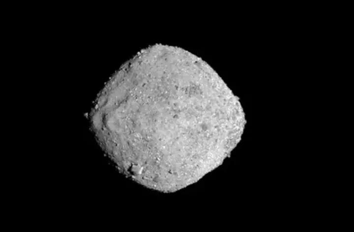 一颗小行星即将掠过地球视频,一颗足球场大的彗星撞向地球电影