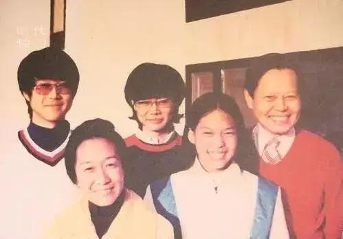 杨振宁对翁帆改嫁的事情怎么看呢,翁帆嫁给大自己54岁的杨振宁原因