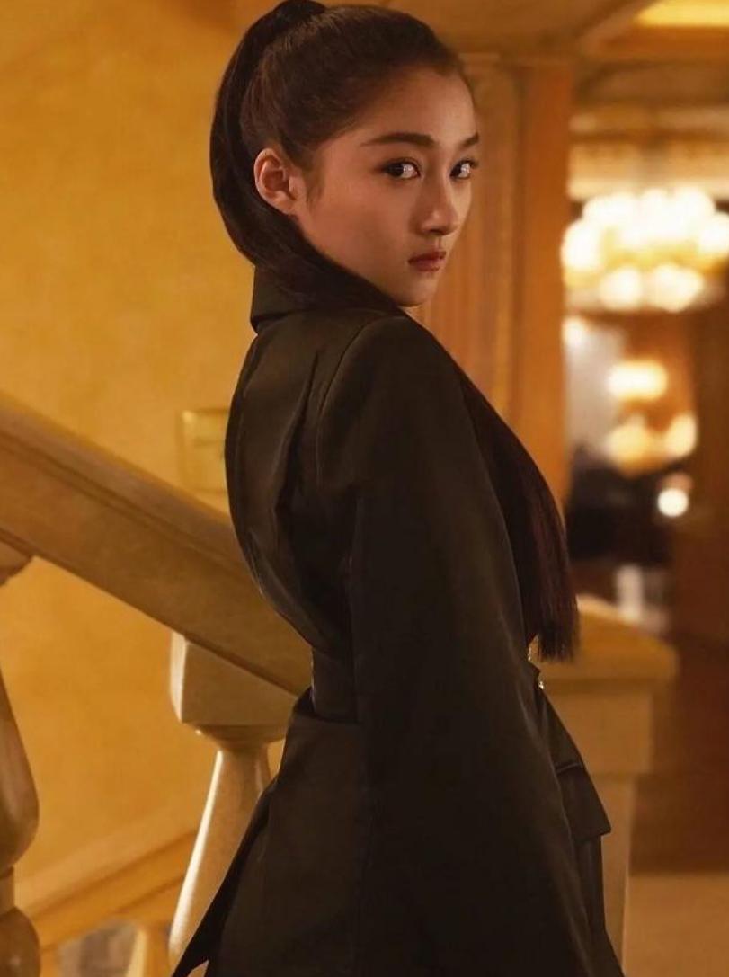 关晓彤王牌对王牌齐刘海发型,关晓彤齐刘海黑长直造型