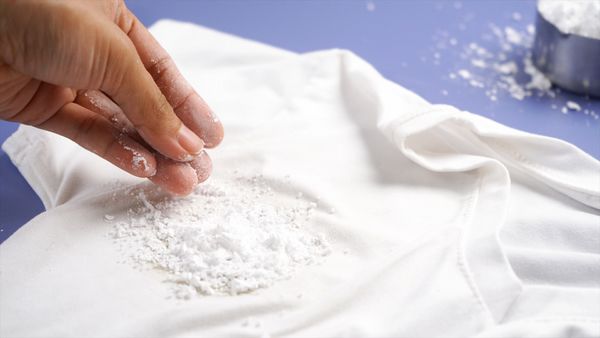 小苏打配什么能有效去除油渍,如何用小苏打去除油污