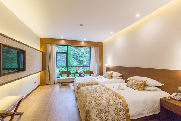 深藏在森林之中的温泉酒店，周末度假的好地方