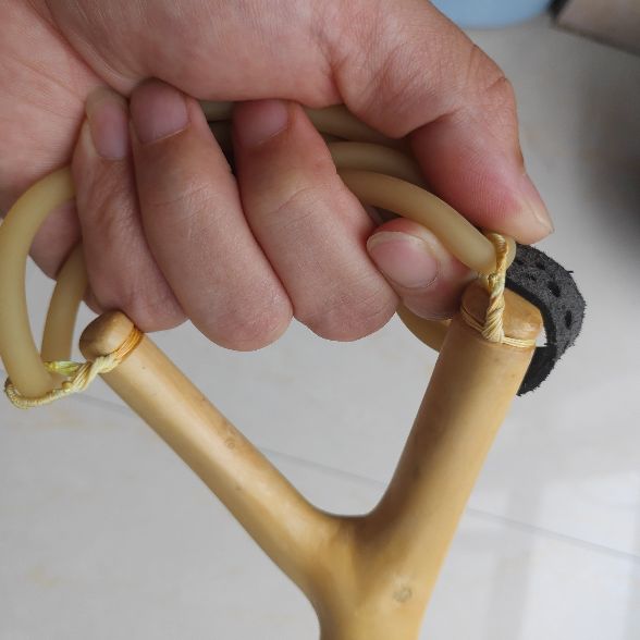 木头弹弓的皮筋怎么绑,木头弹弓如何绑皮筋