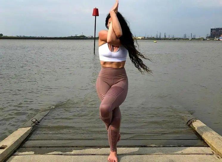 瑜伽单腿站立平衡式的功效与作用,力量平衡瑜伽60分钟课程编排