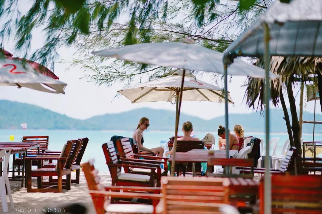 美国艺术家老夫妇定居苏梅岛十年，教游客画垃圾桶，唤醒环保意识