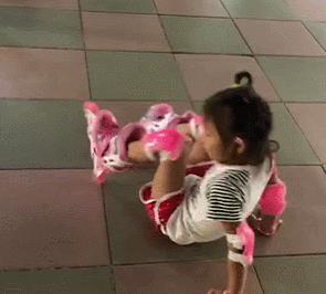 4岁孩子学滑冰总说累不好好学,女儿学溜冰说说