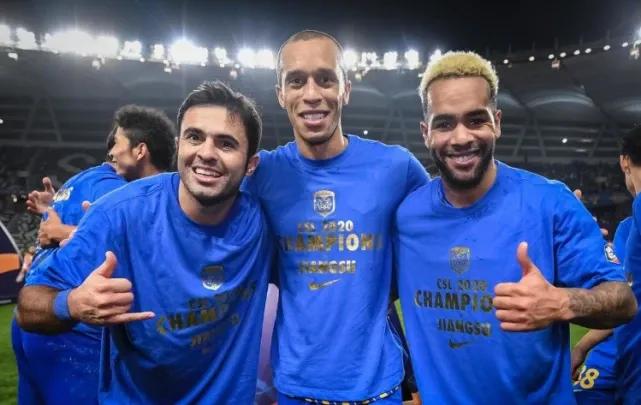 墙倒众人推下的苏宁:球迷*制抵**、外援骂*子骗**、韩媒设黑白照片