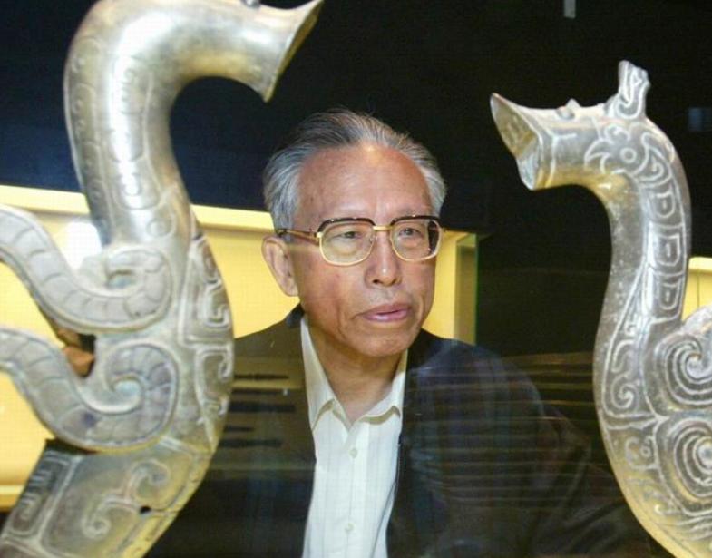 老农捡到古董宝剑竟然价值800w,专家文物低价买进高价卖出