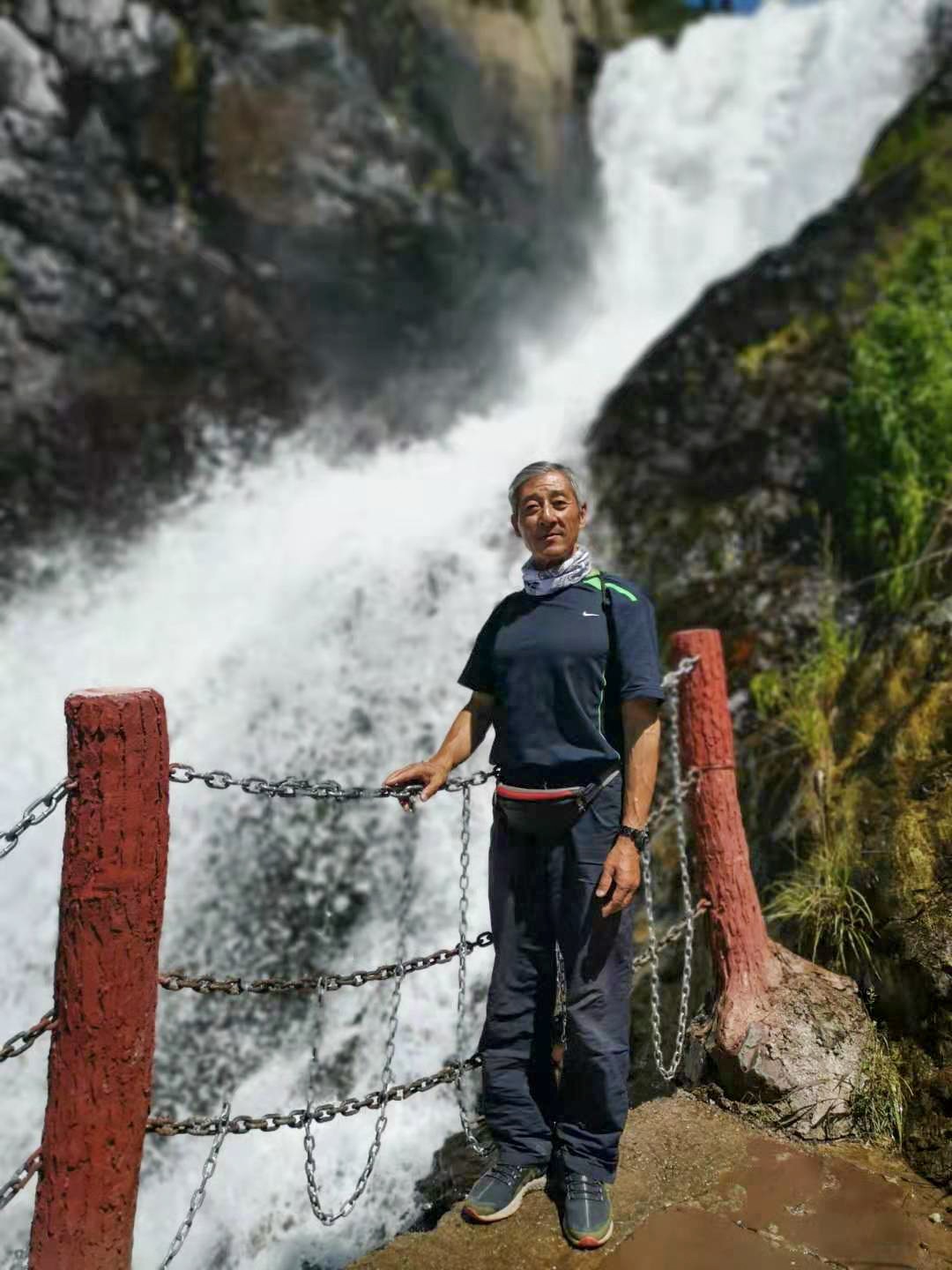 65岁老人新疆免费旅游一览表,66岁大爷游新疆