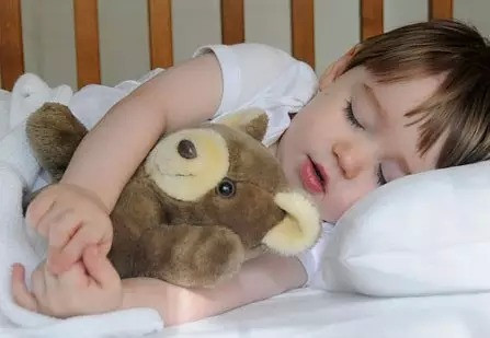 一个多月天使宝宝变睡渣宝宝,刚三个月就开口说话的天使宝宝