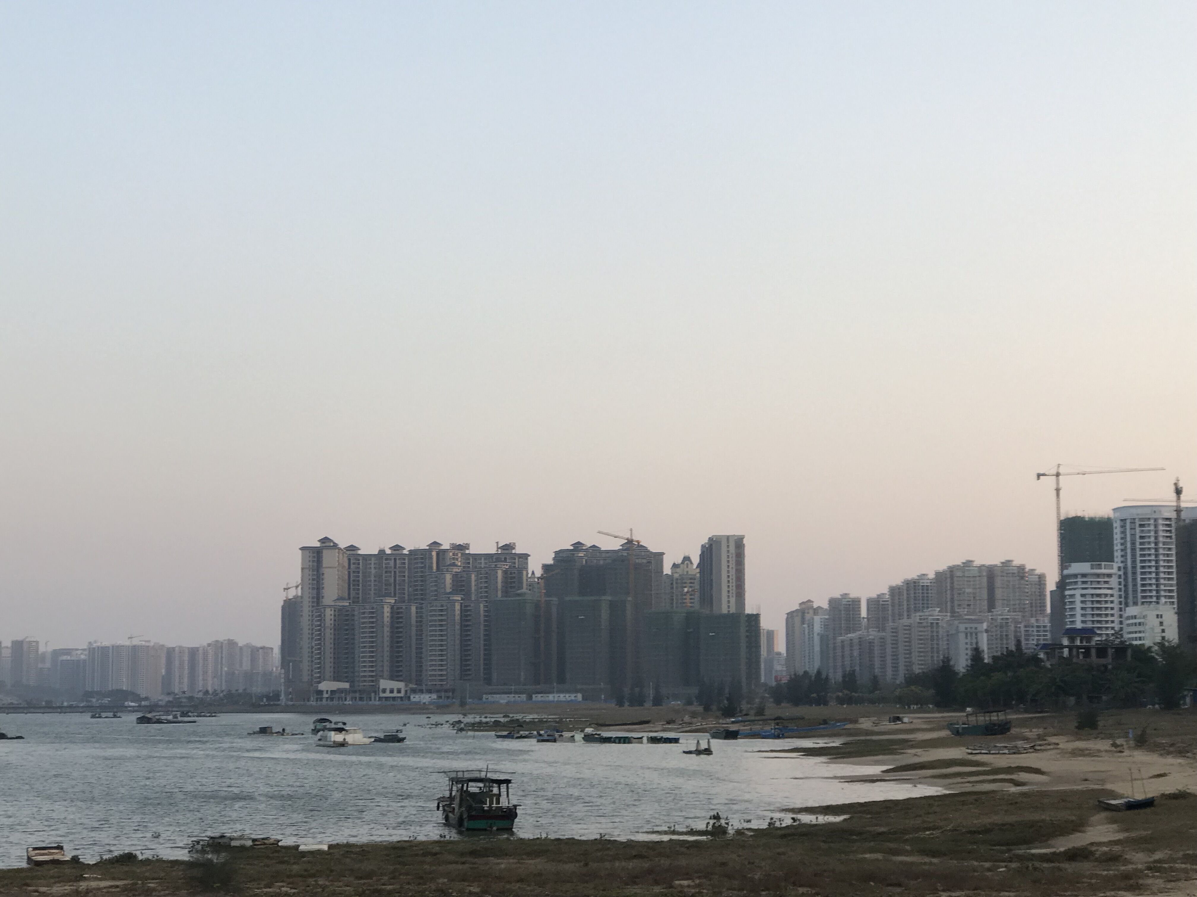 又见东兴,故地重游口岸都关闭了,不同时间不同伙伴不同心情