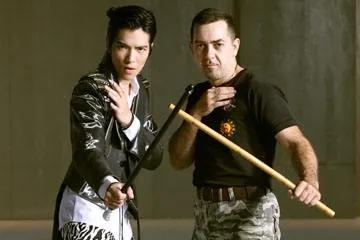 萨特瓦格斗术大师展示格斗技巧无人能及