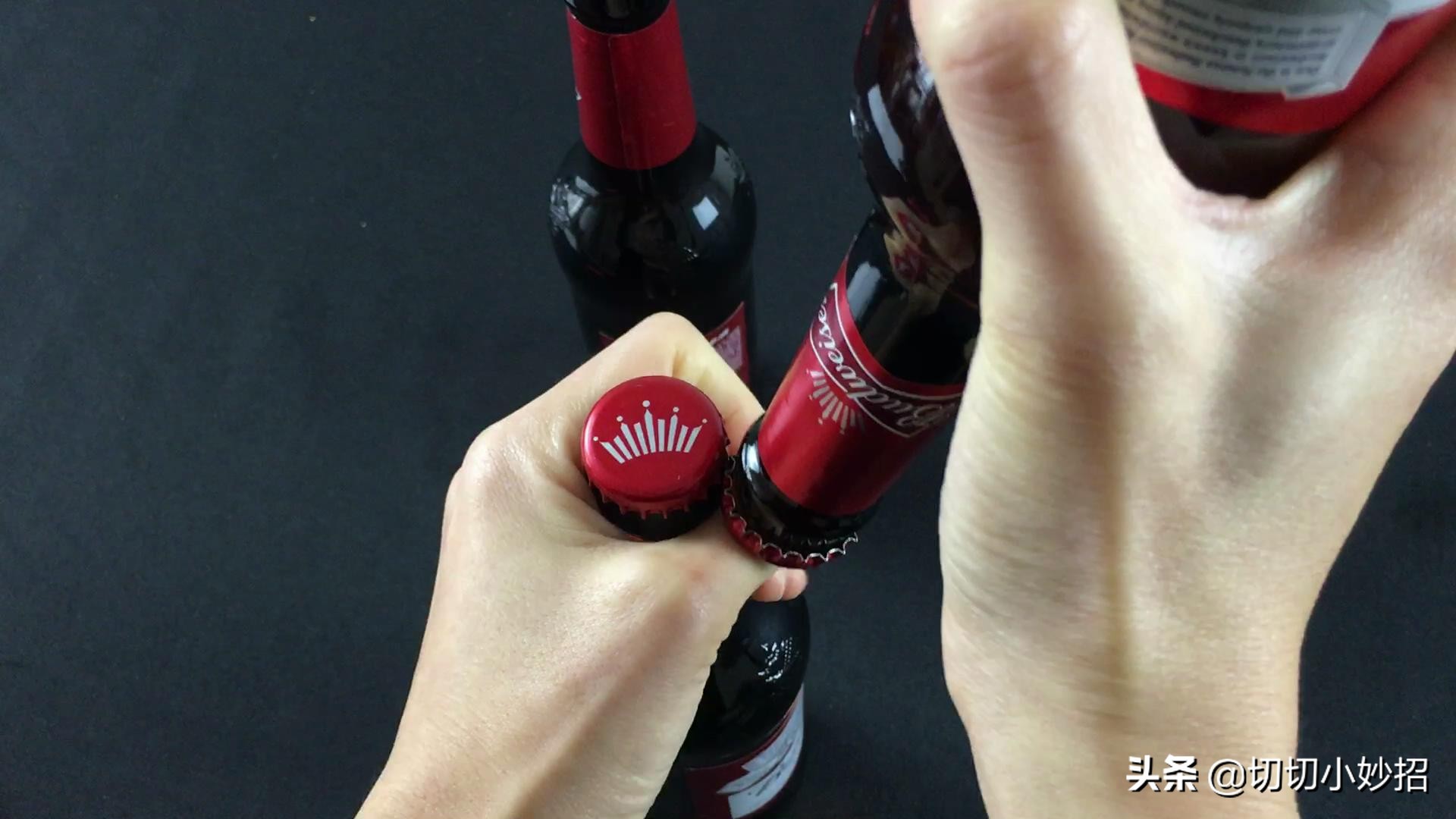 女生也能轻松拧开啤酒瓶盖的方法，单手不费力，真实用