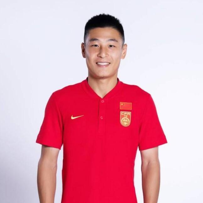 艾克森目光坚毅！国足27人定妆照出炉，郑智尽显地位张琳芃纹身消失