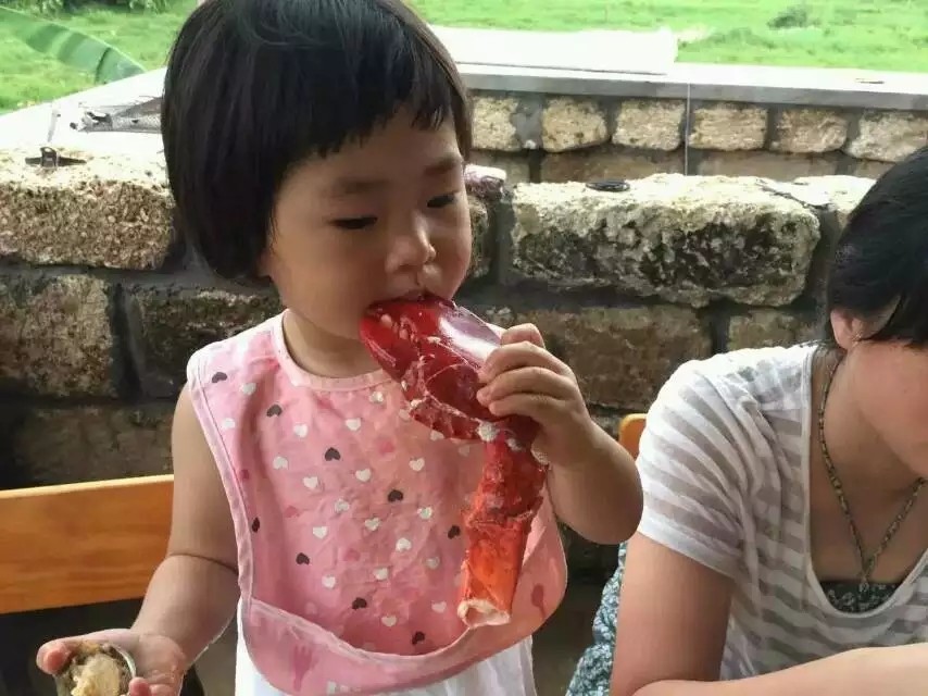 带着孙女去海边,奶奶带着小孙女在北海涠洲岛玩