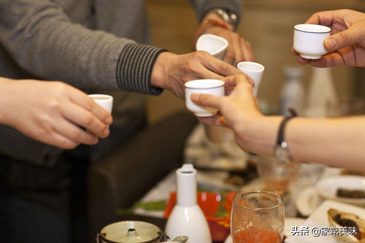喝白酒：不懂礼仪怎么行，牢记喝白酒“4大礼仪”，做有涵养的人