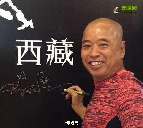 为了寻找疯狂的石头，他成为最早环驾中国的人，至今年龄成谜