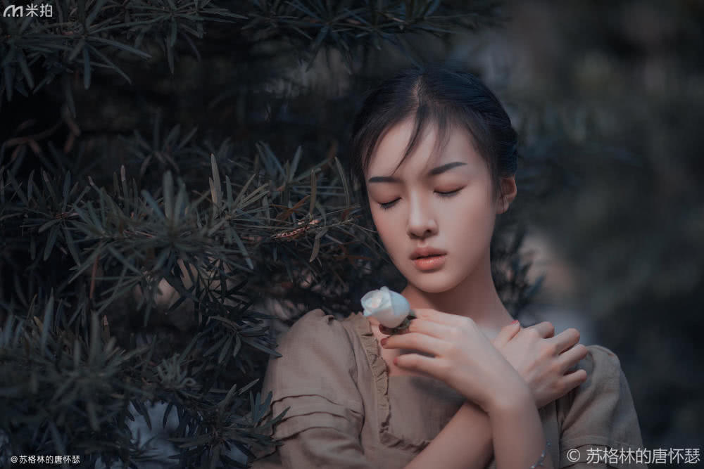 草地美少女拍照姿势,草地少女风写真