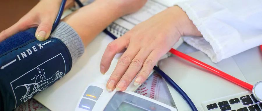 糖尿病视网膜病变4期，怎么保住现有的视力？