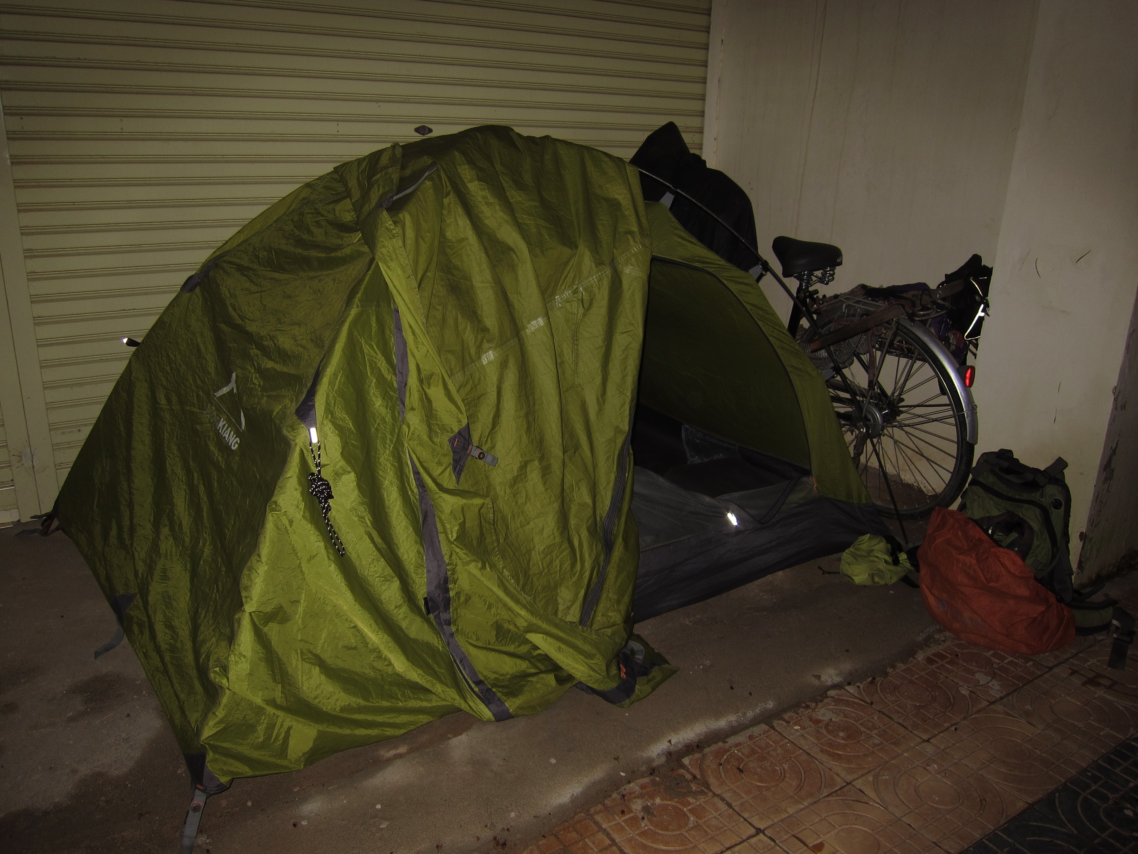 中国小伙在柬埔寨的视频,骑行去柬埔寨的小伙