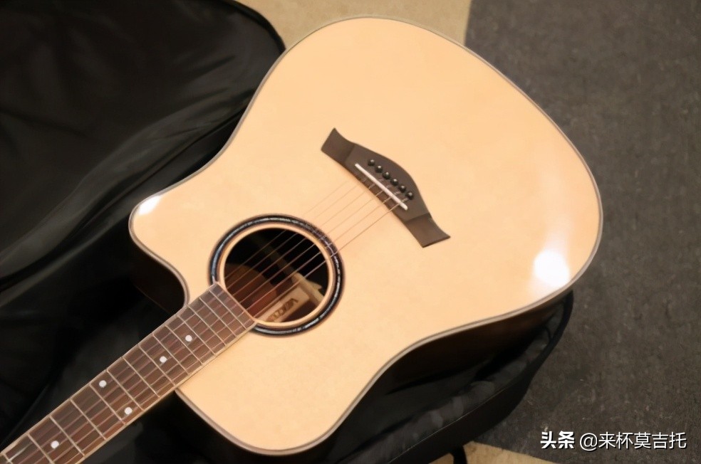 完美大学生活，从加入吉他社开始，老司机教你如何选入门吉他