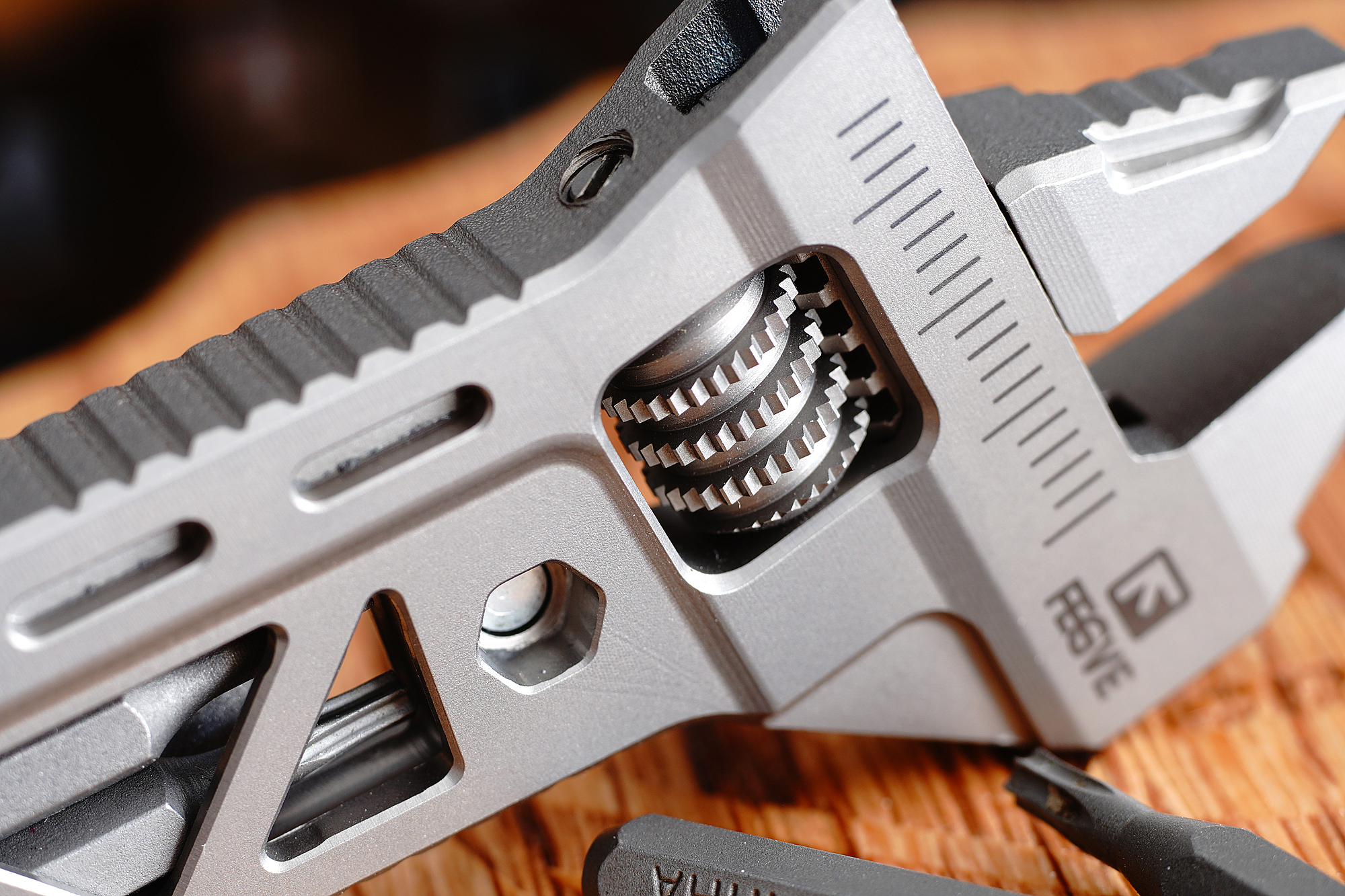 实力与颜值并存，FEGVE费戈EDC多功能扳手“斐板”上新