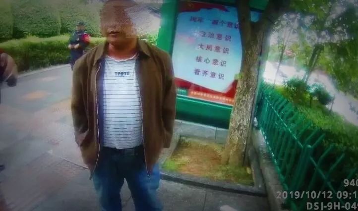 太可恶!凯里街头这对夫妻,偷滴眼药水博同情!