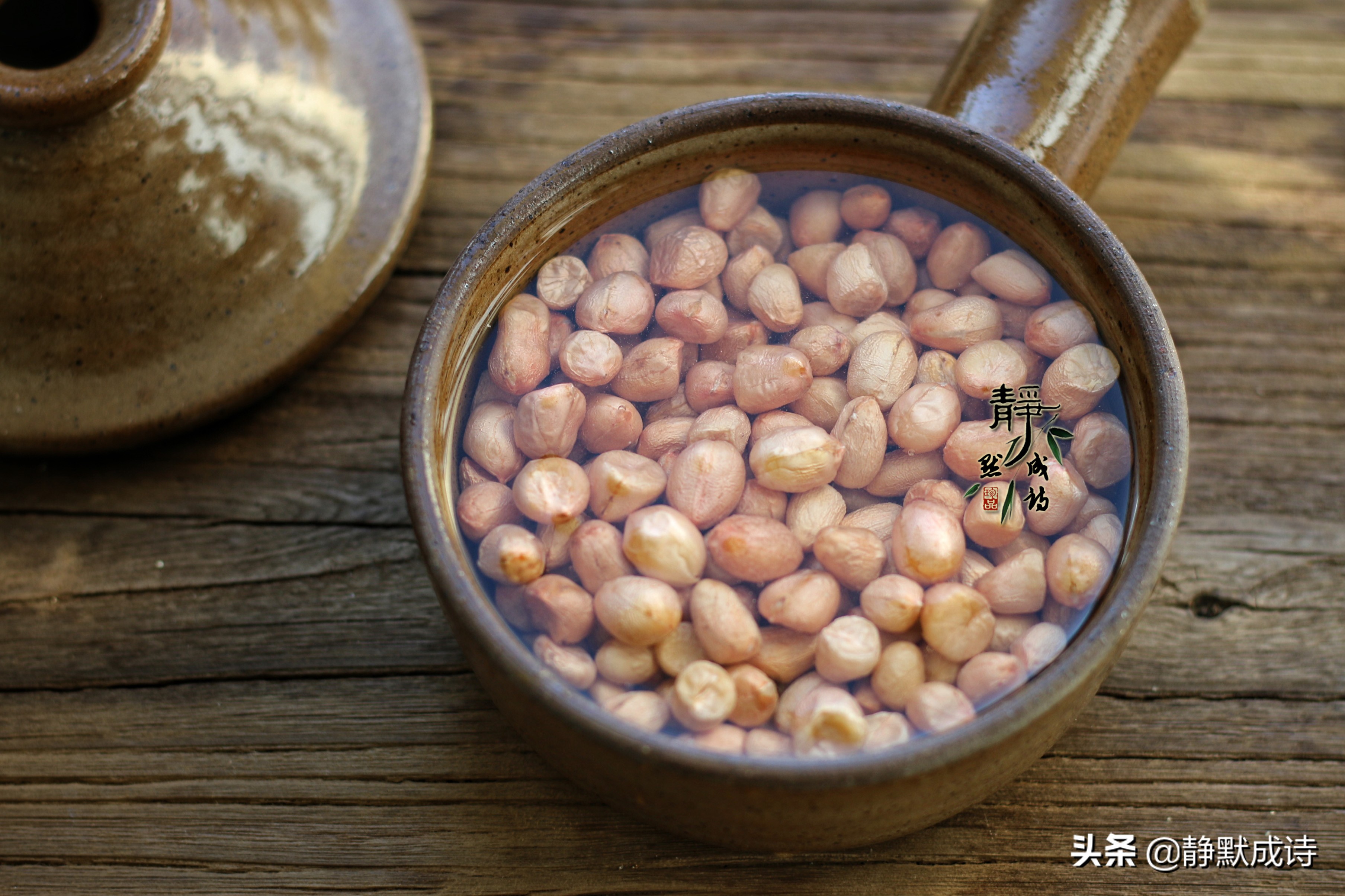 油炸花生米放了几天不脆了怎么办,油炸花生米返潮怎么用微波炉