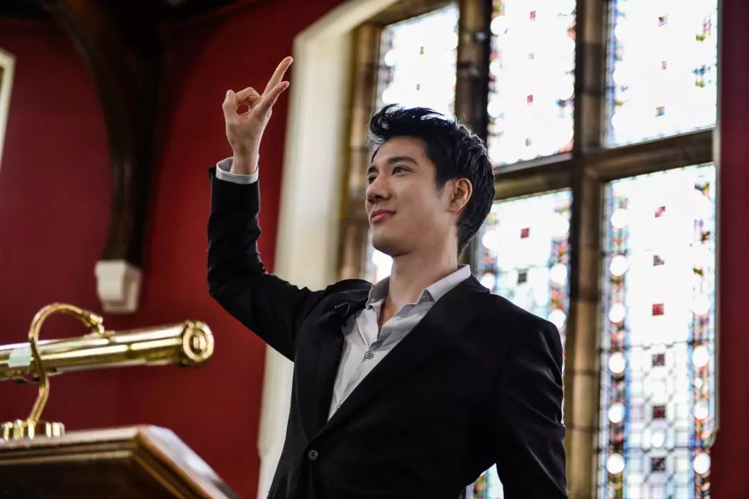 三娃奶爸王力宏，年入4.6亿，却一件衣服穿10年，钱都去哪了？