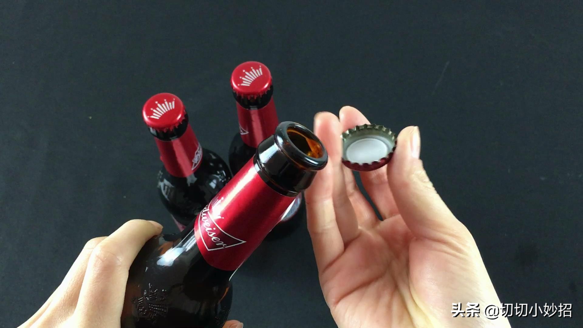 女生也能轻松拧开啤酒瓶盖的方法，单手不费力，真实用