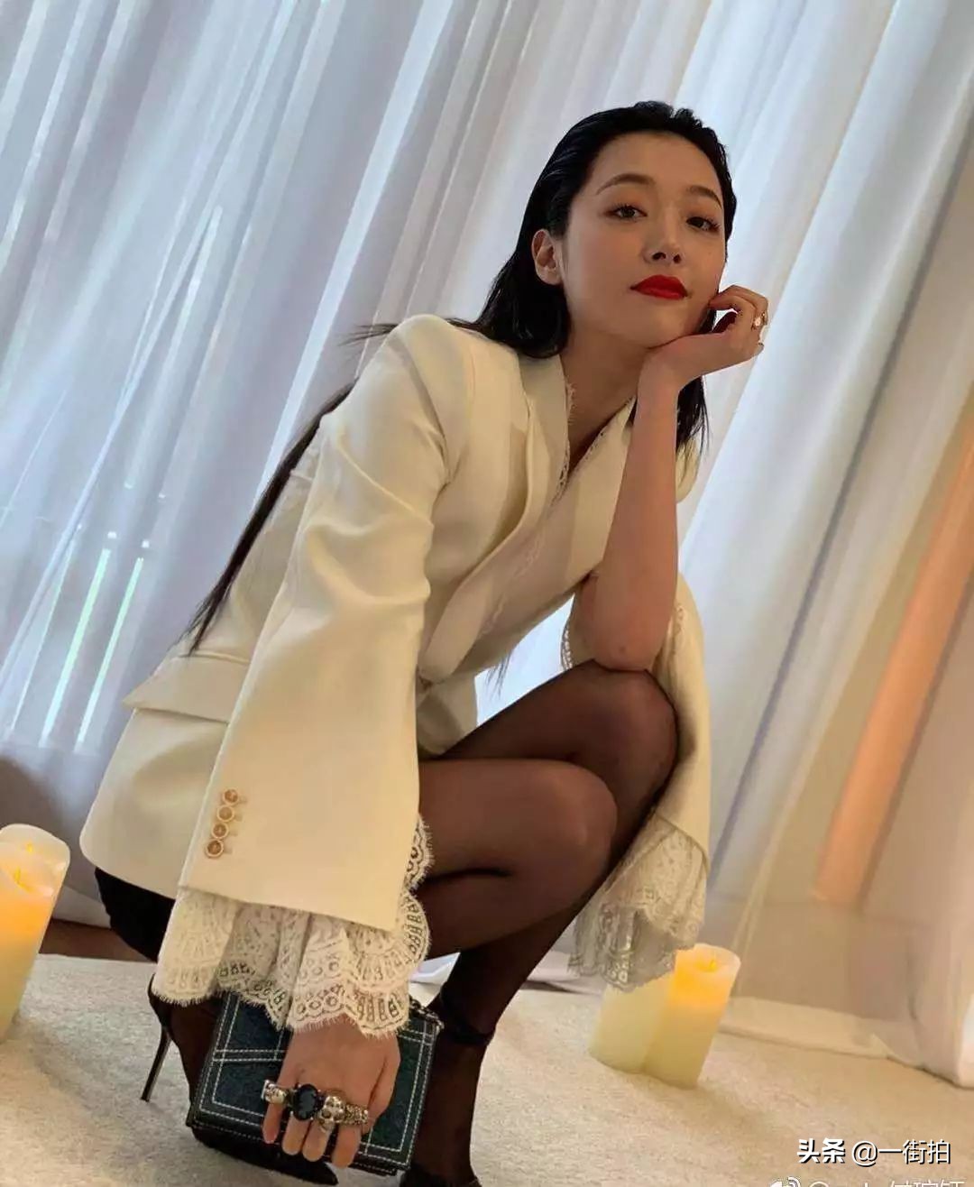 雪莉穿红西装,雪莉穿绿色吊带裙