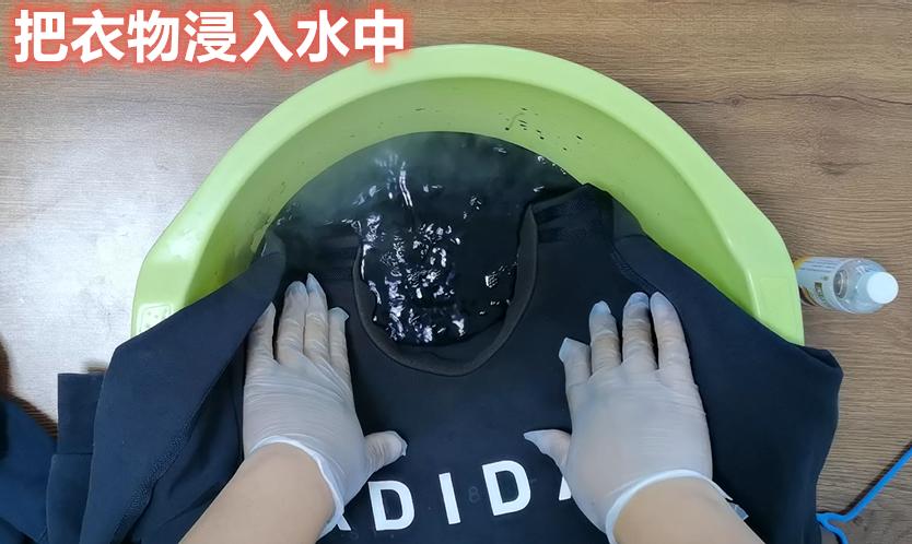 衣服被腐蚀性怎么恢复原色,被腐蚀颜色变浅的衣服