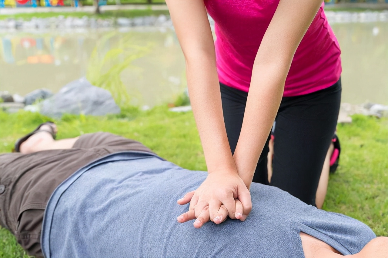 突发心脏病的自救指南,突发心脏病最佳自救方法