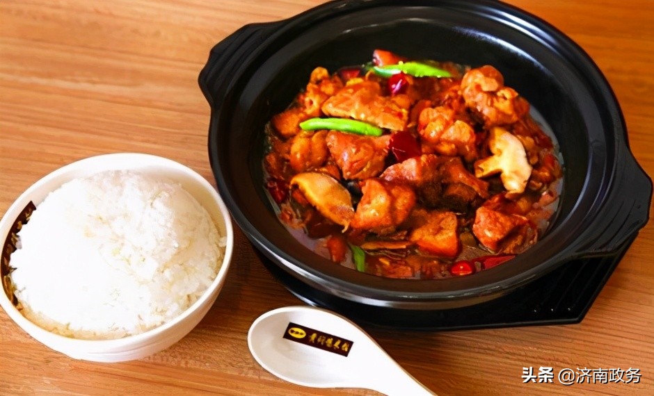 一个只有18平方米小门店的杨铭宇黄焖鸡米饭为何能迅速成为业界神话？以济商“闯关东”精神扬鲁菜之光