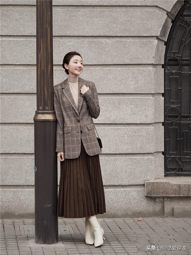 短款小西装里面穿啥内搭比较好看,流行外套小西装怎么搭配好看