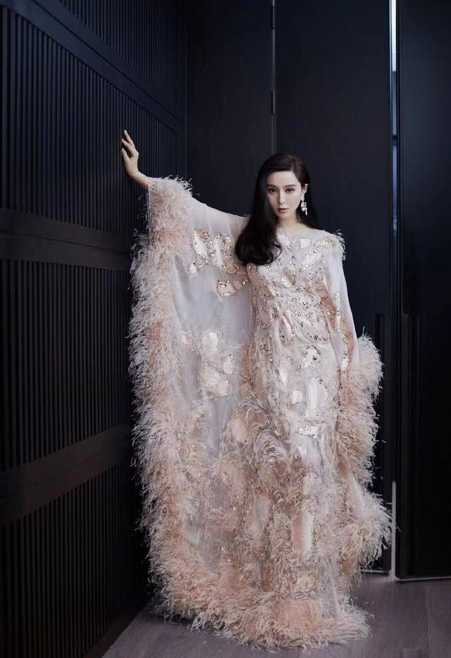 范冰冰身穿华丽的礼服艳压全场,范冰冰红毯粉色背心包头帽