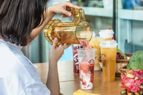 就算暴雨将魔都颠倒，这家「国际潮牌茶饮」照样人多到爆