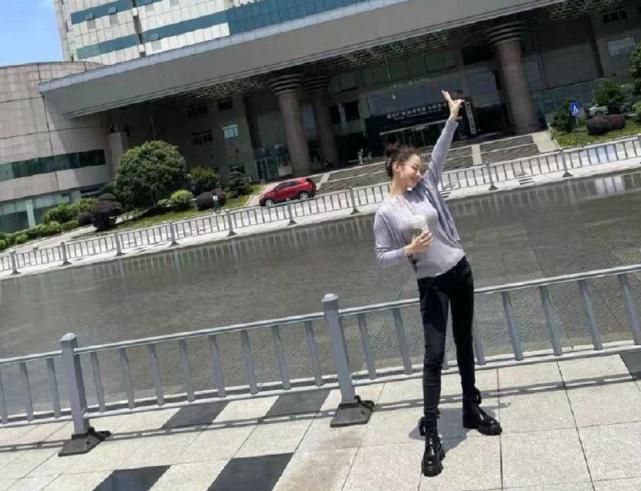 吉娜化浓妆出镜，产后4月无脱发困扰，被指双颊凹陷胶原蛋白流失