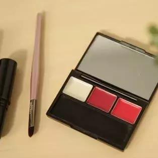 口红折断了最快修复方法,口红断裂自己修复方法
