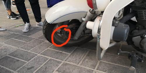 小伙骑电动车被交警抓搞笑,交警被吓到骑电动车