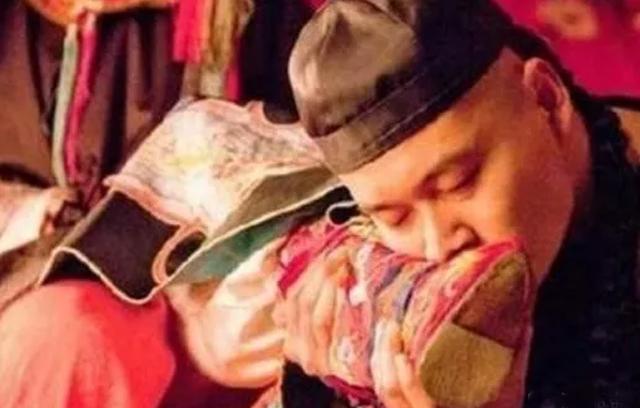 她凭“三寸金莲”嫁入豪门，洗脚都要等到夜深人静，105岁仍健在