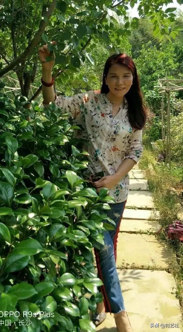 大妈旅游拍照姿势大全高级感,中国大妈旅游团拍照