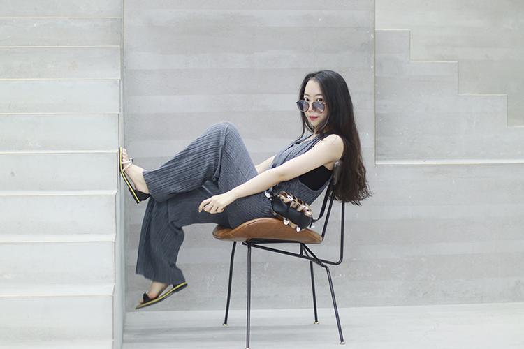 穿上即陷进柔软的「纸片人」背带裤，一封写给夏天的慵懒情书